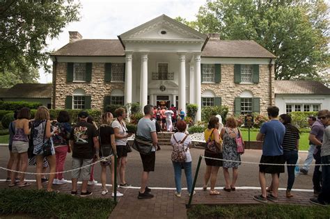 Court rules Elvis’ Graceland mansion cannot be foreclosed upon .